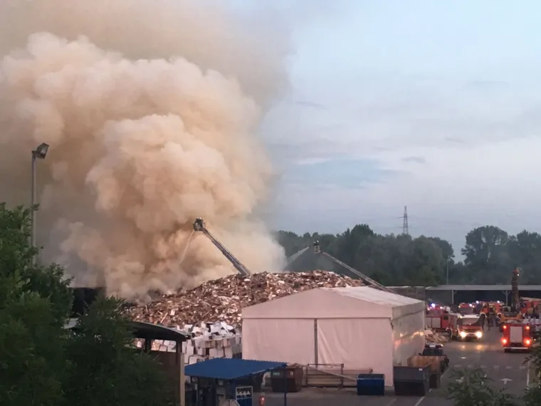 Samo nekoliko minuta nakon &scaron;to su vatrogasci uspjeli staviti pod kontrolu požar u napu&scaron;tenoj zgradi na zagrebačkom istoku, odnosno u Heinzelovoj ulici - buknuo je novi požar na samom zapadu grada.