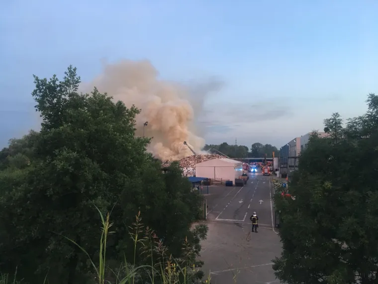 Samo nekoliko minuta nakon &scaron;to su vatrogasci uspjeli staviti pod kontrolu požar u napu&scaron;tenoj zgradi na zagrebačkom istoku, odnosno u Heinzelovoj ulici - buknuo je novi požar na samom zapadu grada.