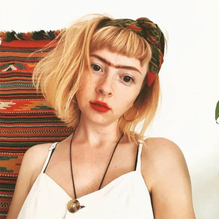 NOVI TREND U LJEPOTI MOŽDA NIJE ONO ŠTO STE OČEKIVALI: Cura se na Instagramu hvale spojenim obrvama