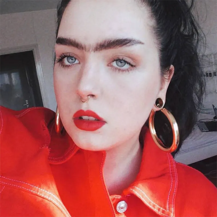 NOVI TREND U LJEPOTI MOŽDA NIJE ONO ŠTO STE OČEKIVALI: Cura se na Instagramu hvale spojenim obrvama