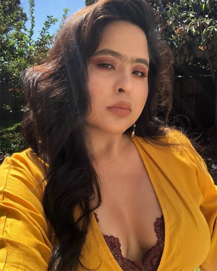 NOVI TREND U LJEPOTI MOŽDA NIJE ONO ŠTO STE OČEKIVALI: Cura se na Instagramu hvale spojenim obrvama