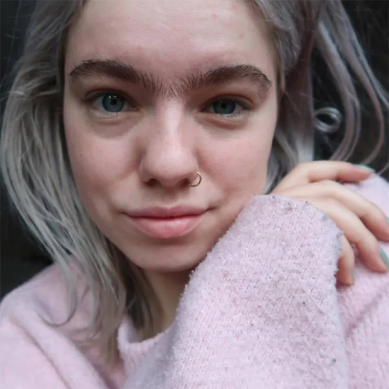 NOVI TREND U LJEPOTI MOŽDA NIJE ONO ŠTO STE OČEKIVALI: Cura se na Instagramu hvale spojenim obrvama