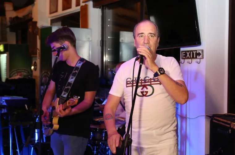 LILLE SERVIRALA GUZU, NIVES UBILA DEKOLTEOM: Uzavrelu atmosferu dodatno zapalile bujne ljepotice