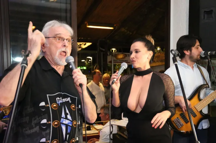 LILLE SERVIRALA GUZU, NIVES UBILA DEKOLTEOM: Uzavrelu atmosferu dodatno zapalile bujne ljepotice