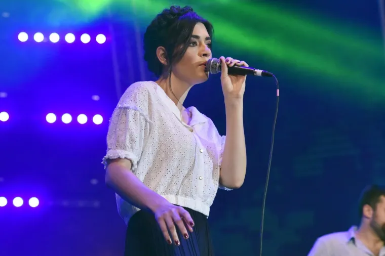 LILLE SERVIRALA GUZU, NIVES UBILA DEKOLTEOM: Uzavrelu atmosferu dodatno zapalile bujne ljepotice