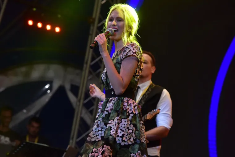 LILLE SERVIRALA GUZU, NIVES UBILA DEKOLTEOM: Uzavrelu atmosferu dodatno zapalile bujne ljepotice