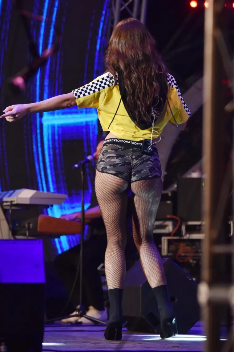 LILLE SERVIRALA GUZU, NIVES UBILA DEKOLTEOM: Uzavrelu atmosferu dodatno zapalile bujne ljepotice