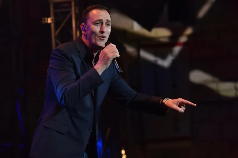 LILLE SERVIRALA GUZU, NIVES UBILA DEKOLTEOM: Uzavrelu atmosferu dodatno zapalile bujne ljepotice