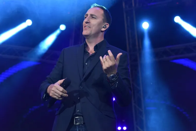 LILLE SERVIRALA GUZU, NIVES UBILA DEKOLTEOM: Uzavrelu atmosferu dodatno zapalile bujne ljepotice