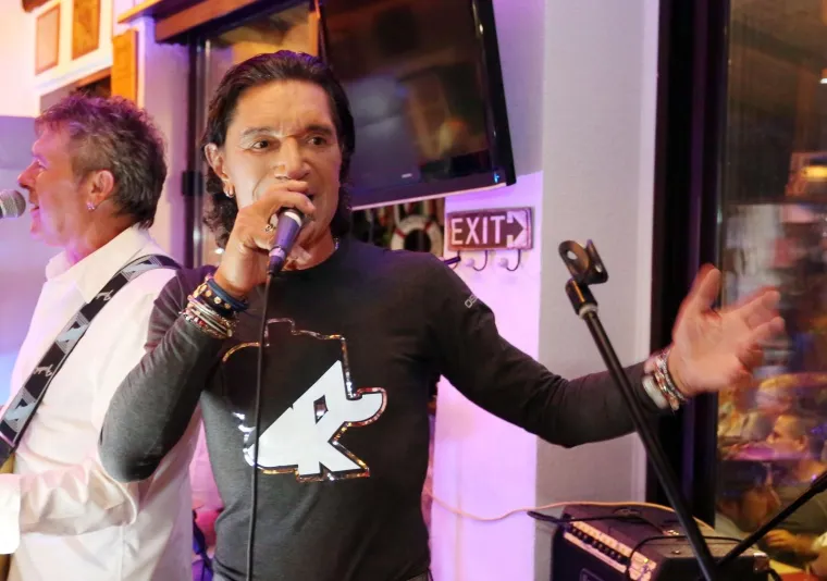 LILLE SERVIRALA GUZU, NIVES UBILA DEKOLTEOM: Uzavrelu atmosferu dodatno zapalile bujne ljepotice