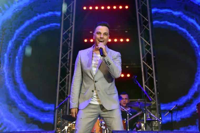 LILLE SERVIRALA GUZU, NIVES UBILA DEKOLTEOM: Uzavrelu atmosferu dodatno zapalile bujne ljepotice