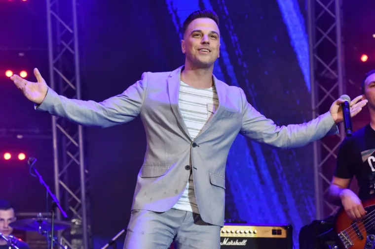 LILLE SERVIRALA GUZU, NIVES UBILA DEKOLTEOM: Uzavrelu atmosferu dodatno zapalile bujne ljepotice