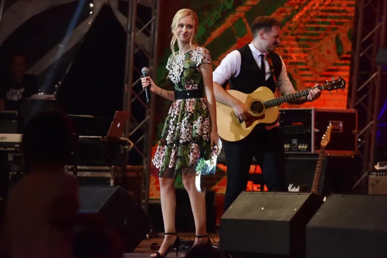 LILLE SERVIRALA GUZU, NIVES UBILA DEKOLTEOM: Uzavrelu atmosferu dodatno zapalile bujne ljepotice