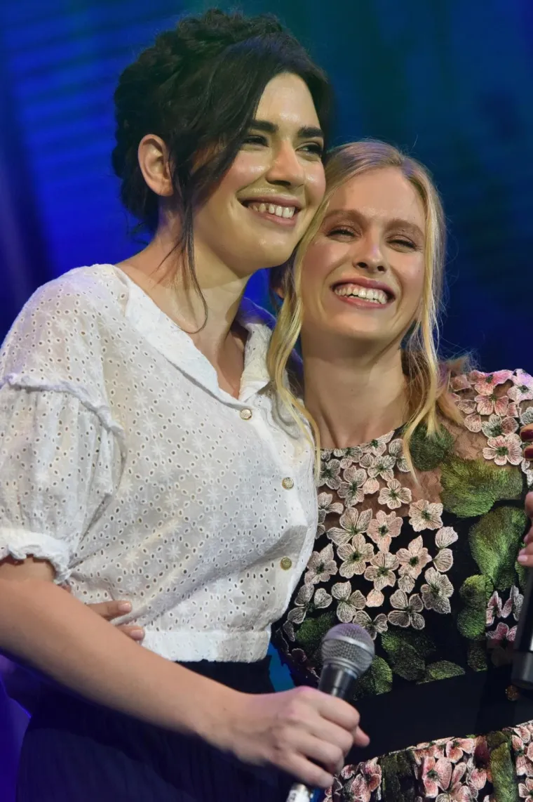 LILLE SERVIRALA GUZU, NIVES UBILA DEKOLTEOM: Uzavrelu atmosferu dodatno zapalile bujne ljepotice