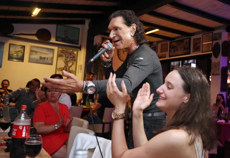 LILLE SERVIRALA GUZU, NIVES UBILA DEKOLTEOM: Uzavrelu atmosferu dodatno zapalile bujne ljepotice