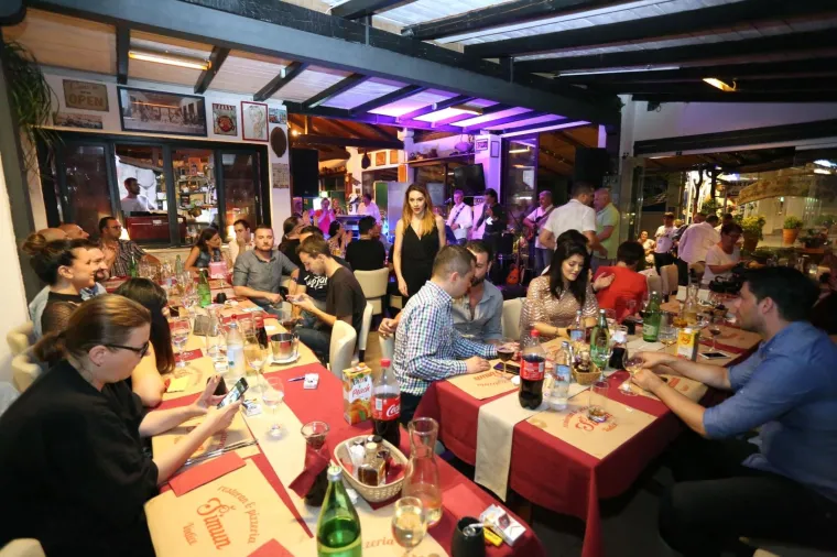 LILLE SERVIRALA GUZU, NIVES UBILA DEKOLTEOM: Uzavrelu atmosferu dodatno zapalile bujne ljepotice