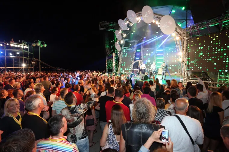 NIVES I LIDIJA SE OPET BORE ZA PAŽNJU: Jedna glumila Rihannu u donjem rublju, druga obukla famoznu vagina haljinu