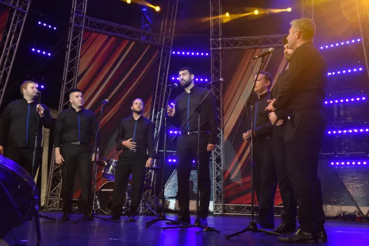 NIVES I LIDIJA SE OPET BORE ZA PAŽNJU: Jedna glumila Rihannu u donjem rublju, druga obukla famoznu vagina haljinu