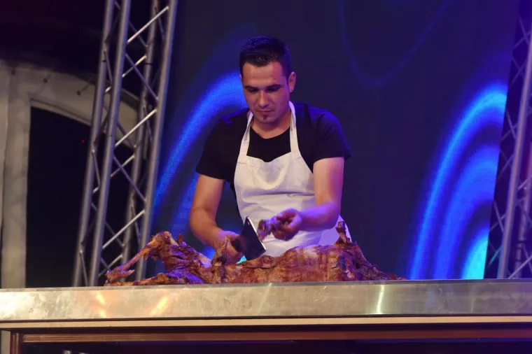 LEGENDARNO: Tonči Huljić tijekom koncerta publiku počastio janjetinom