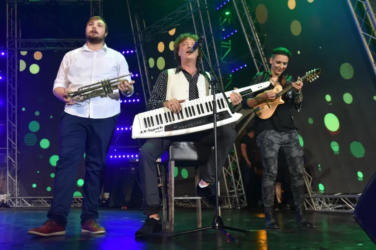 LEGENDARNO: Tonči Huljić tijekom koncerta publiku počastio janjetinom