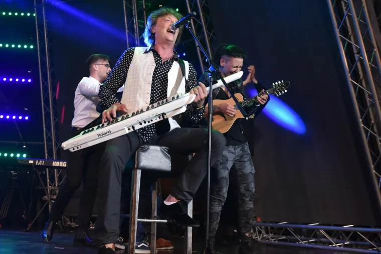 LEGENDARNO: Tonči Huljić tijekom koncerta publiku počastio janjetinom