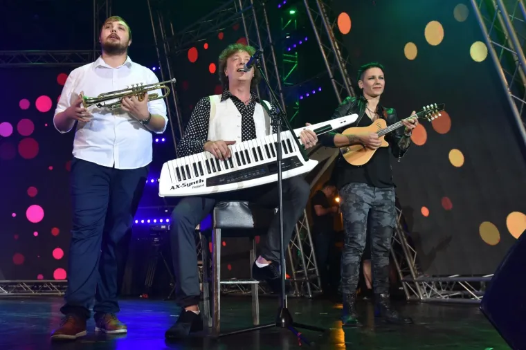 LEGENDARNO: Tonči Huljić tijekom koncerta publiku počastio janjetinom