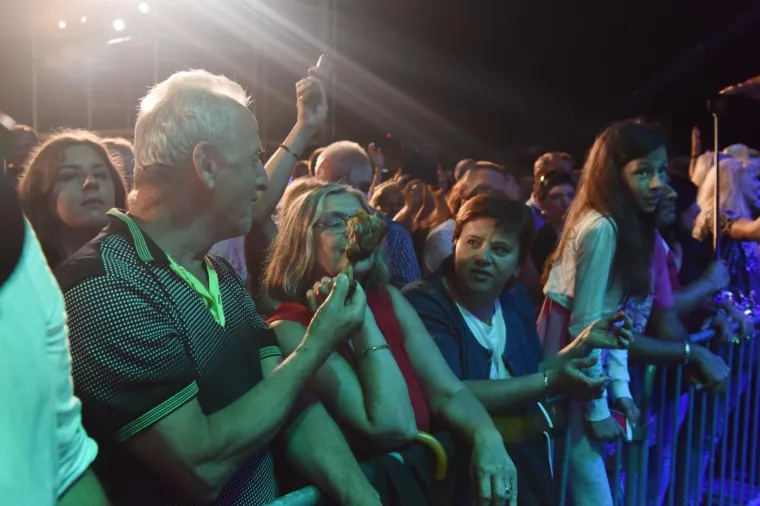 LEGENDARNO: Tonči Huljić tijekom koncerta publiku počastio janjetinom