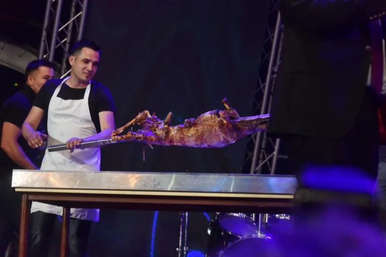 LEGENDARNO: Tonči Huljić tijekom koncerta publiku počastio janjetinom