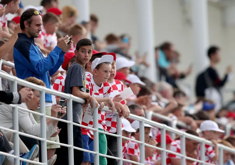 VATRENI ODRADILI PRVI TRENING U RUSIJI: Stari razbili mlade pred krcatim tribinama