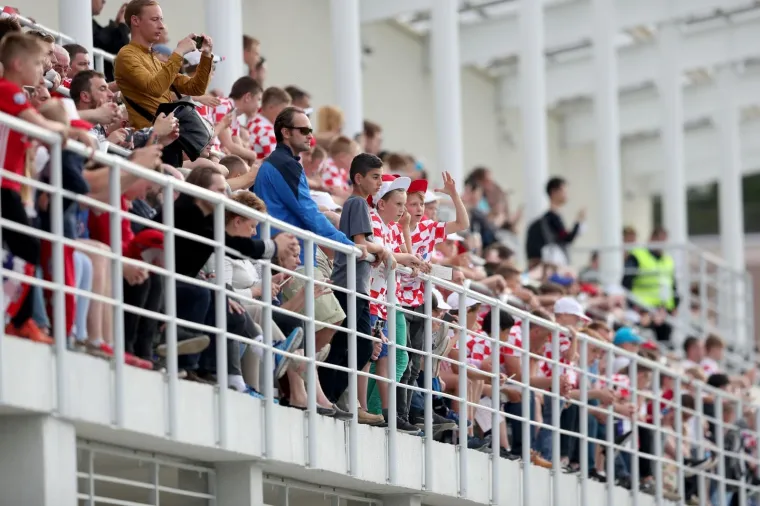VATRENI ODRADILI PRVI TRENING U RUSIJI: Stari razbili mlade pred krcatim tribinama