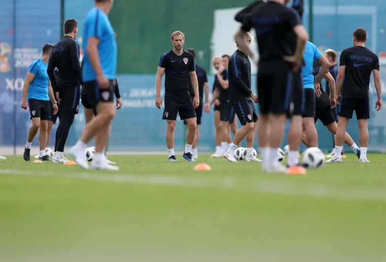 VATRENI ODRADILI PRVI TRENING U RUSIJI: Stari razbili mlade pred krcatim tribinama