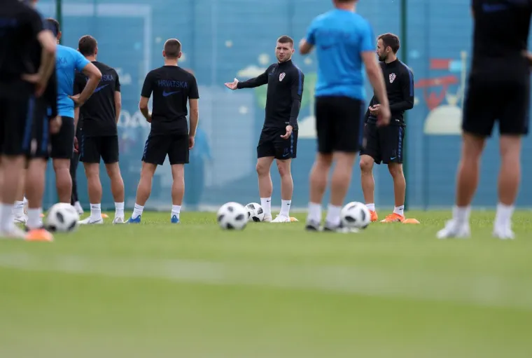 VATRENI ODRADILI PRVI TRENING U RUSIJI: Stari razbili mlade pred krcatim tribinama