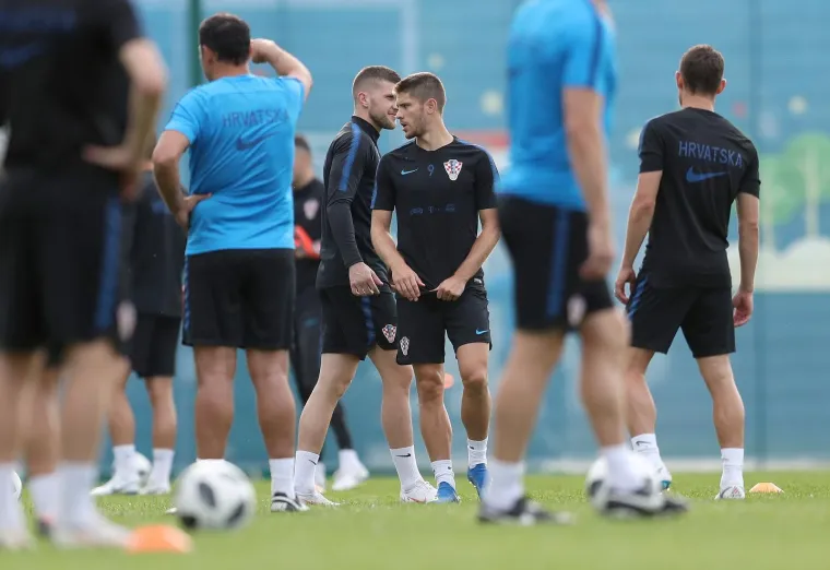 VATRENI ODRADILI PRVI TRENING U RUSIJI: Stari razbili mlade pred krcatim tribinama