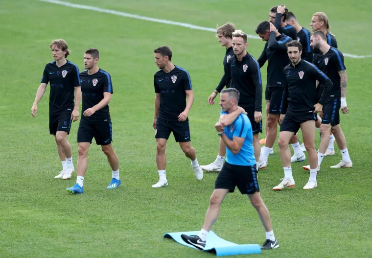 VATRENI ODRADILI PRVI TRENING U RUSIJI: Stari razbili mlade pred krcatim tribinama