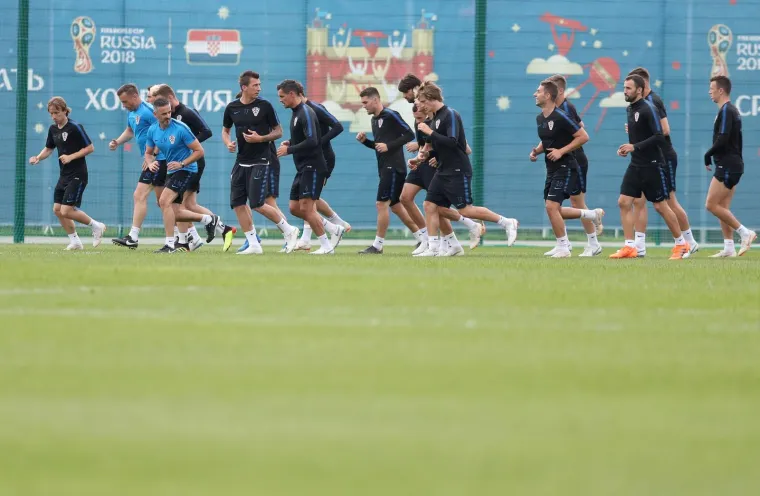 VATRENI ODRADILI PRVI TRENING U RUSIJI: Stari razbili mlade pred krcatim tribinama