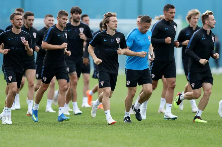 VATRENI ODRADILI PRVI TRENING U RUSIJI: Stari razbili mlade pred krcatim tribinama