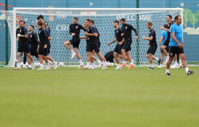 VATRENI ODRADILI PRVI TRENING U RUSIJI: Stari razbili mlade pred krcatim tribinama