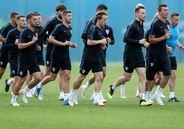 VATRENI ODRADILI PRVI TRENING U RUSIJI: Stari razbili mlade pred krcatim tribinama