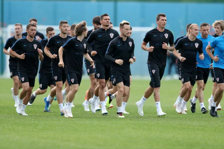 VATRENI ODRADILI PRVI TRENING U RUSIJI: Stari razbili mlade pred krcatim tribinama