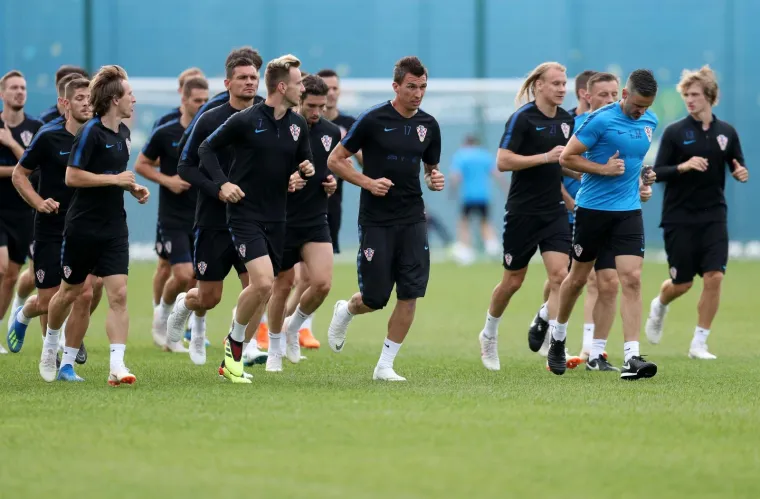 VATRENI ODRADILI PRVI TRENING U RUSIJI: Stari razbili mlade pred krcatim tribinama