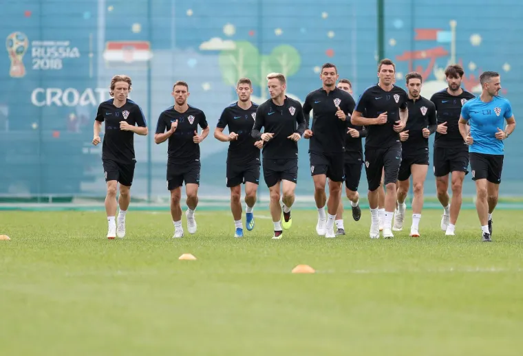 VATRENI ODRADILI PRVI TRENING U RUSIJI: Stari razbili mlade pred krcatim tribinama