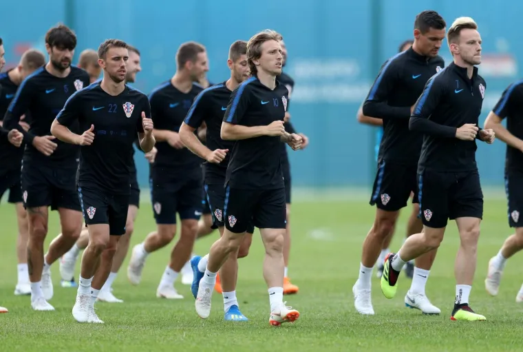 VATRENI ODRADILI PRVI TRENING U RUSIJI: Stari razbili mlade pred krcatim tribinama