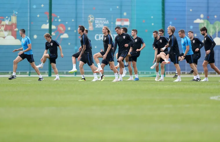 VATRENI ODRADILI PRVI TRENING U RUSIJI: Stari razbili mlade pred krcatim tribinama