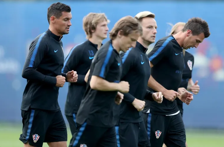 VATRENI ODRADILI PRVI TRENING U RUSIJI: Stari razbili mlade pred krcatim tribinama