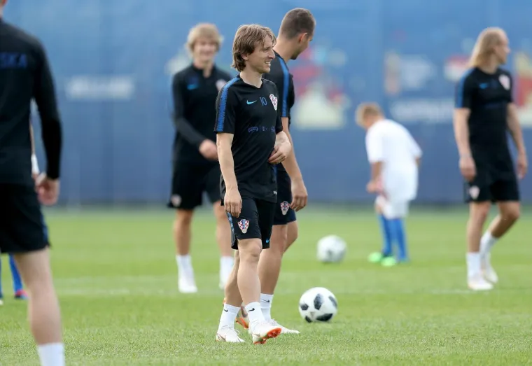 VATRENI ODRADILI PRVI TRENING U RUSIJI: Stari razbili mlade pred krcatim tribinama