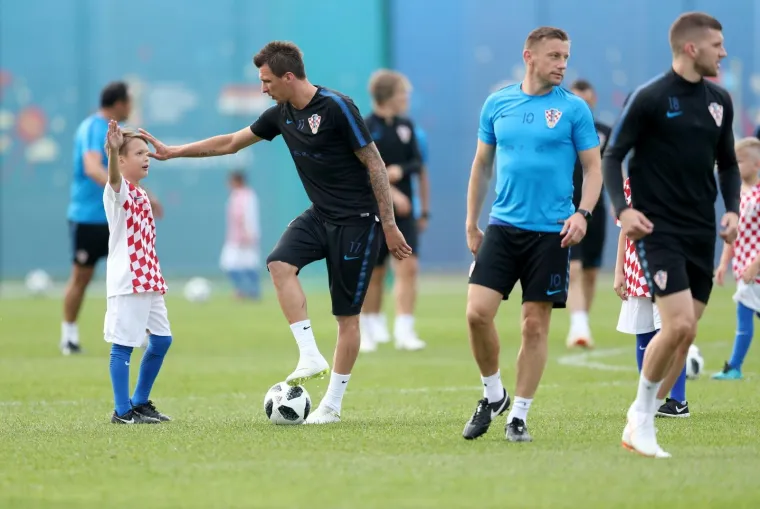 VATRENI ODRADILI PRVI TRENING U RUSIJI: Stari razbili mlade pred krcatim tribinama