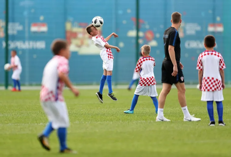 VATRENI ODRADILI PRVI TRENING U RUSIJI: Stari razbili mlade pred krcatim tribinama