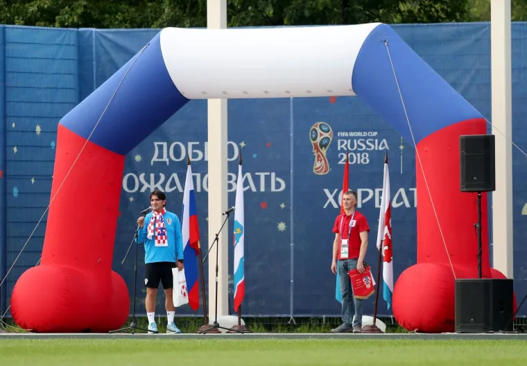 VATRENI ODRADILI PRVI TRENING U RUSIJI: Stari razbili mlade pred krcatim tribinama