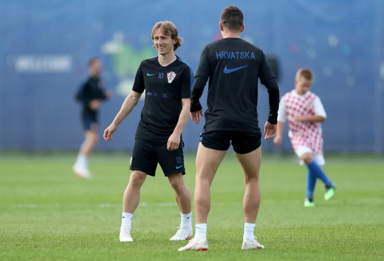 VATRENI ODRADILI PRVI TRENING U RUSIJI: Stari razbili mlade pred krcatim tribinama