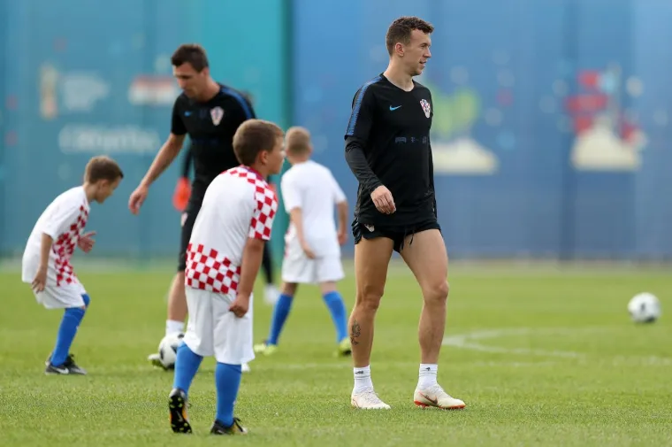 VATRENI ODRADILI PRVI TRENING U RUSIJI: Stari razbili mlade pred krcatim tribinama